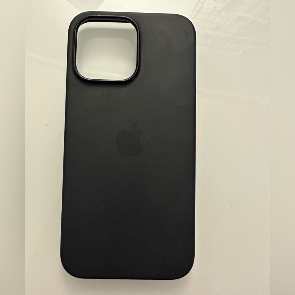 black apple silicon case (decent condition)